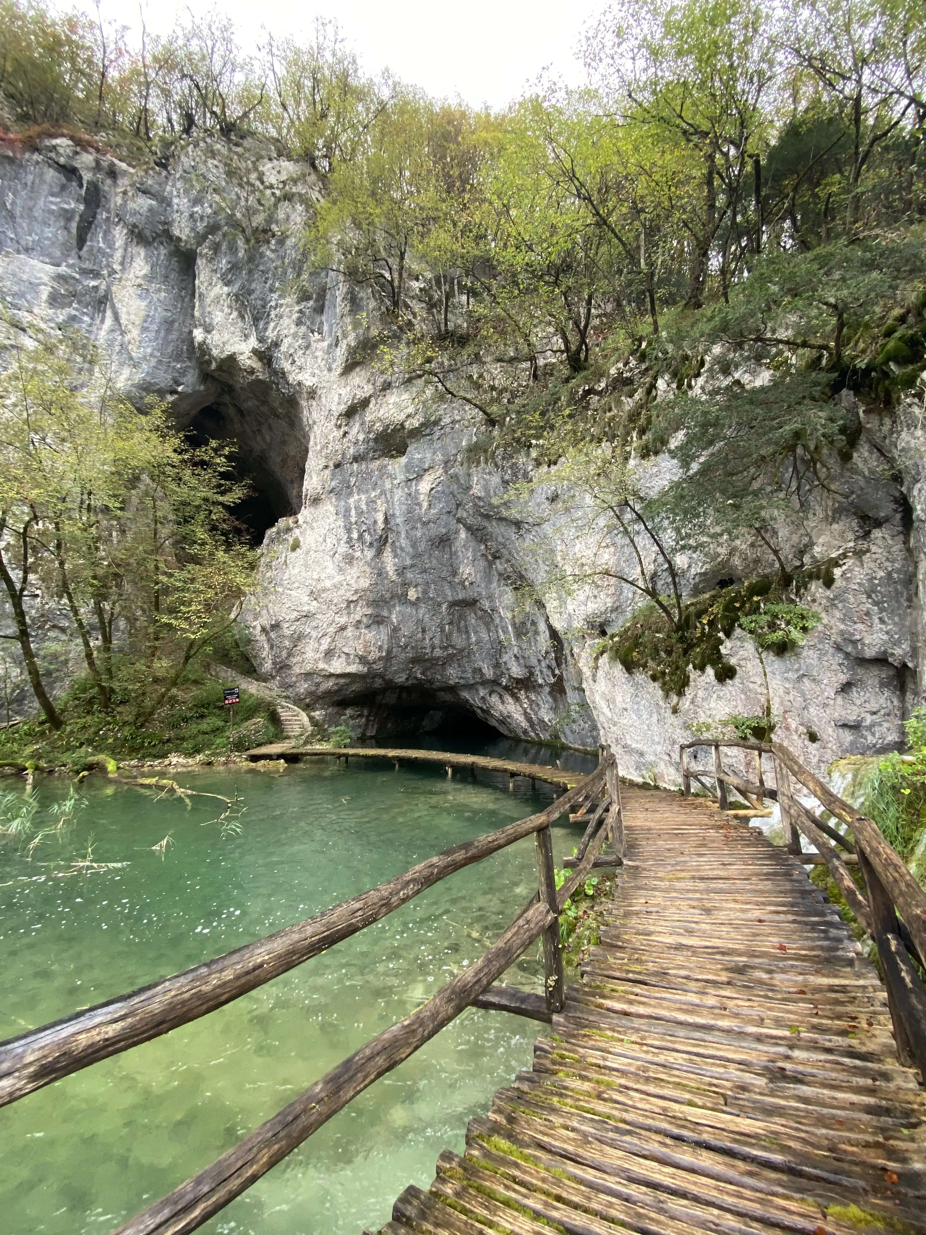 Stege vor der gesperrten Höhle