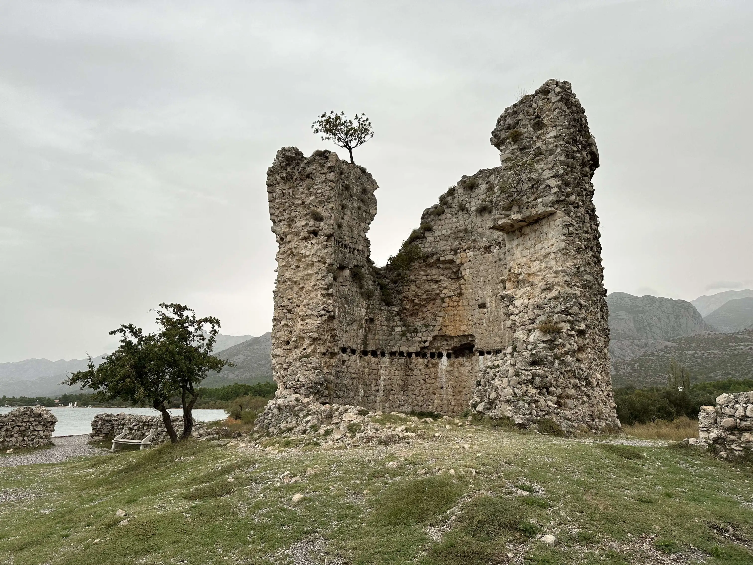 Turmruine vor Starigrad-Paklenica