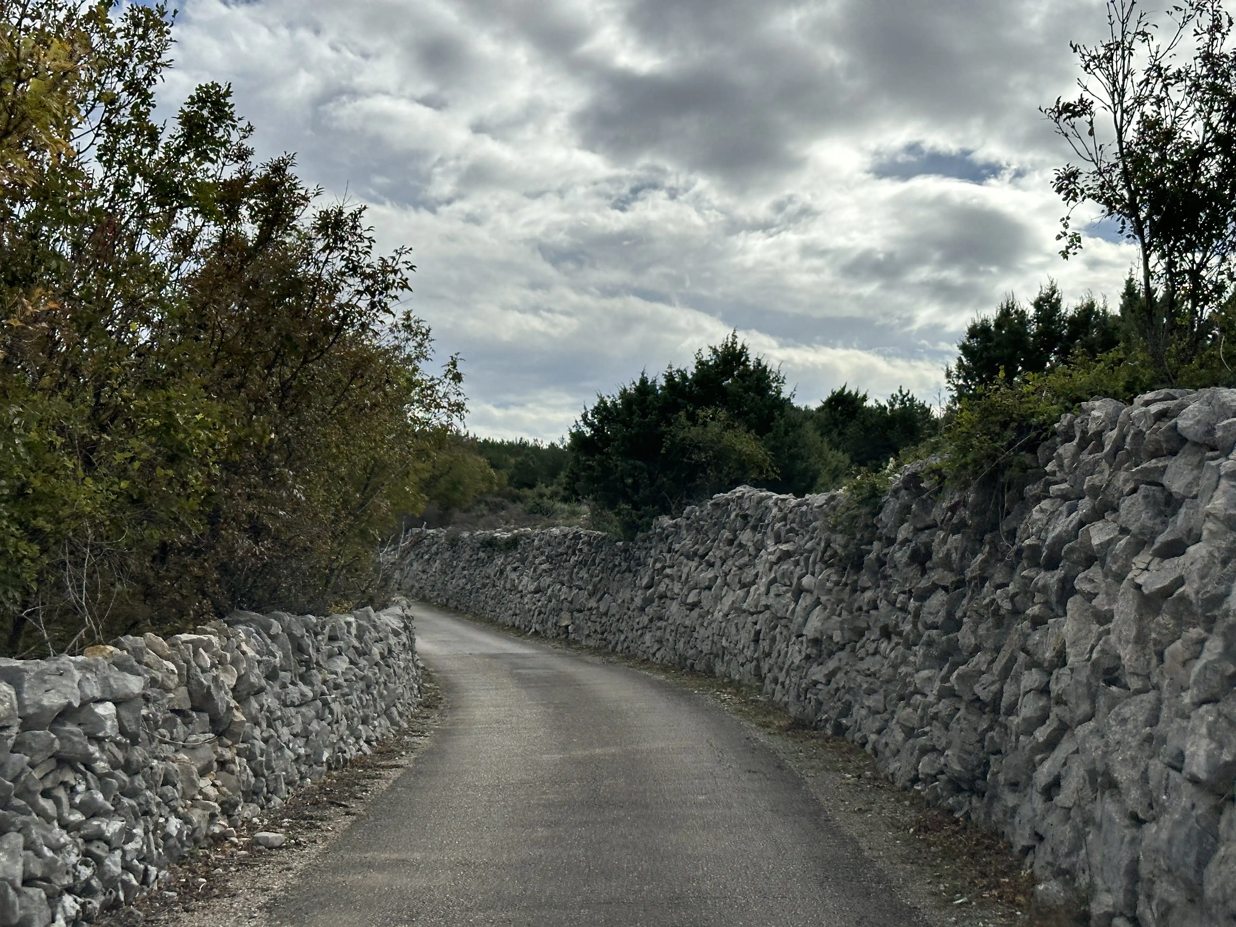 Enge Straße mit Steinmauern