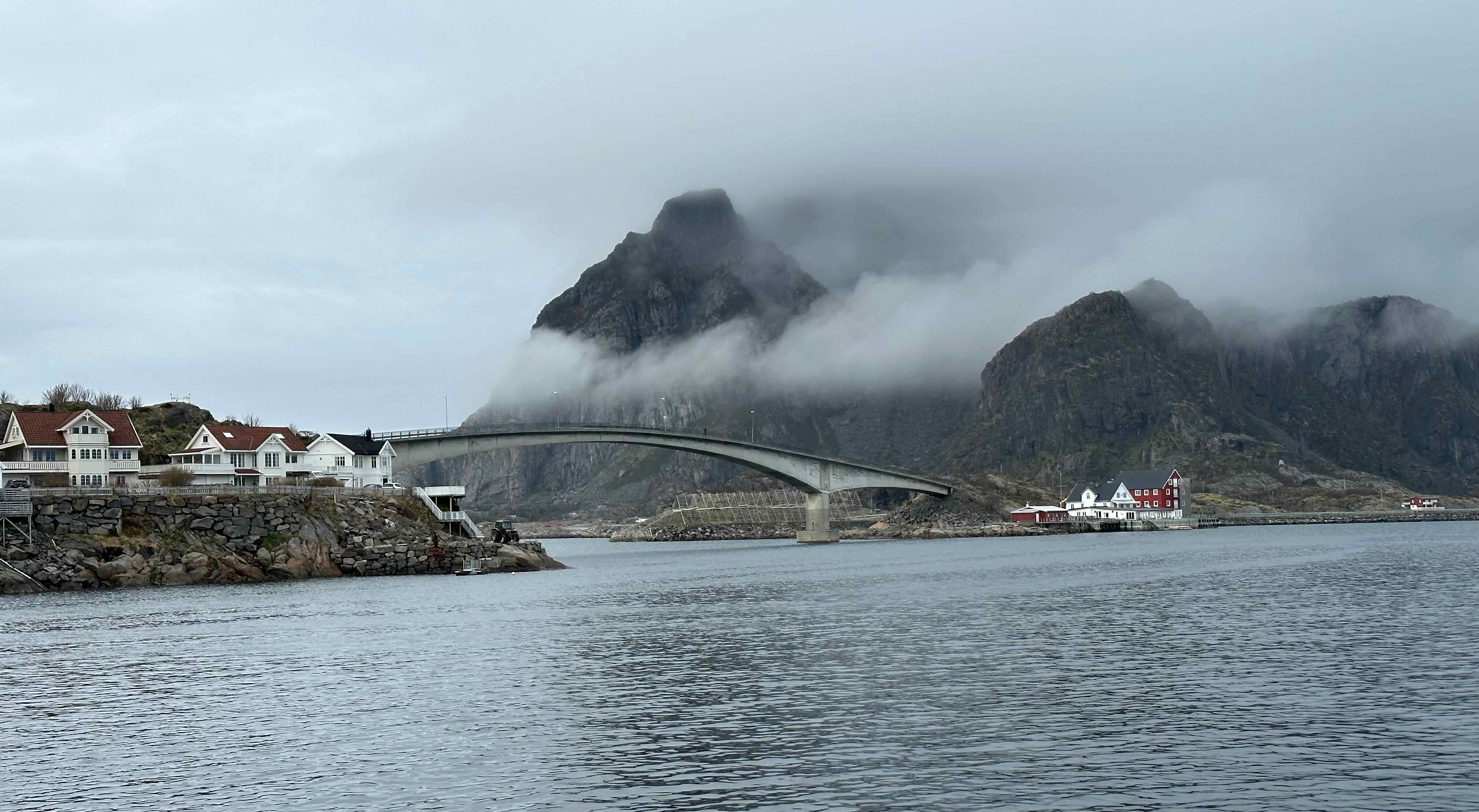 Brücke nach Henningsvær