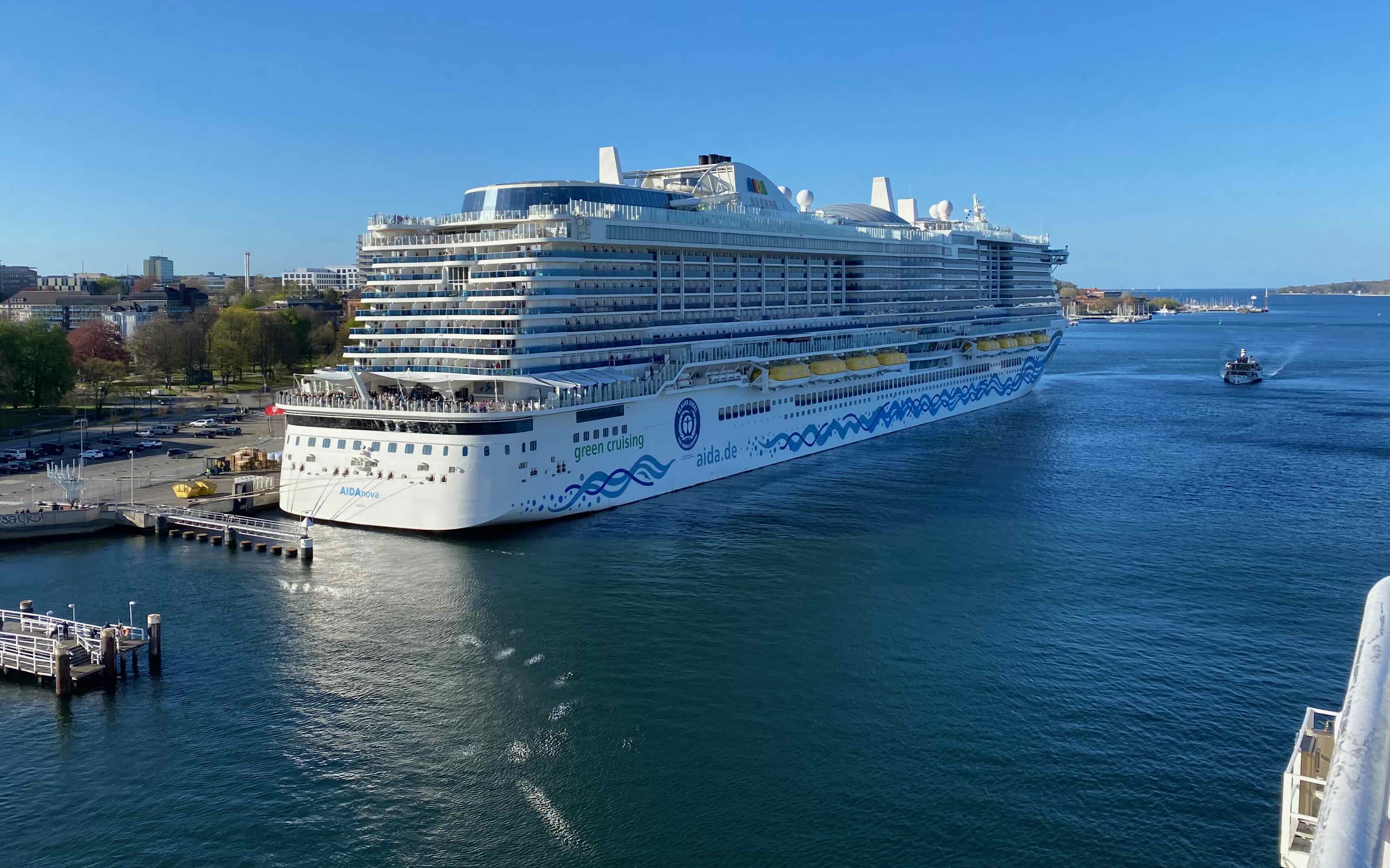 Kreuzfahrtschiff in Kiel